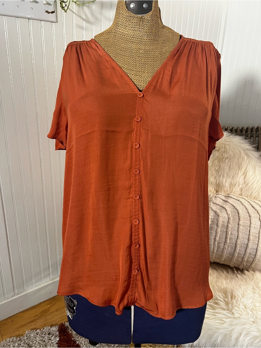 Women's Madison D’Amelie Rust Button-Front V-Neck Blouse. NWT